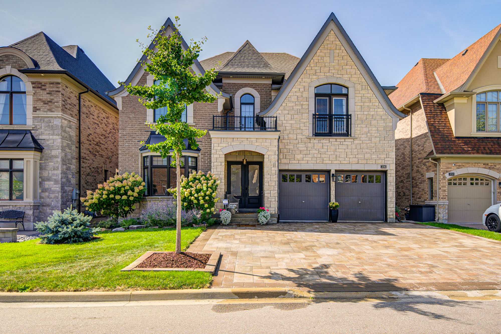 Luxury estate at 236 Farrell Road - Exceptional Ravine Estate